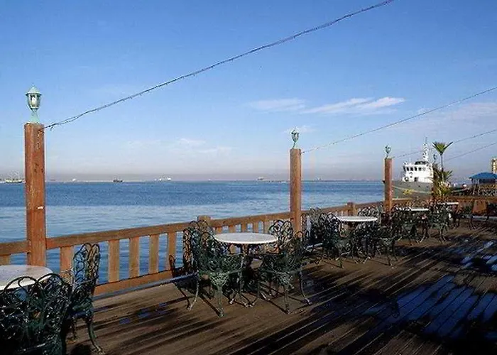 Pantai Gapura Makassar